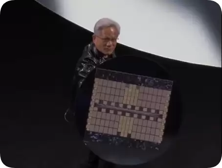 黄仁勋又整活!用芯片大盾COS“美国队长” 引发全场欢呼大笑