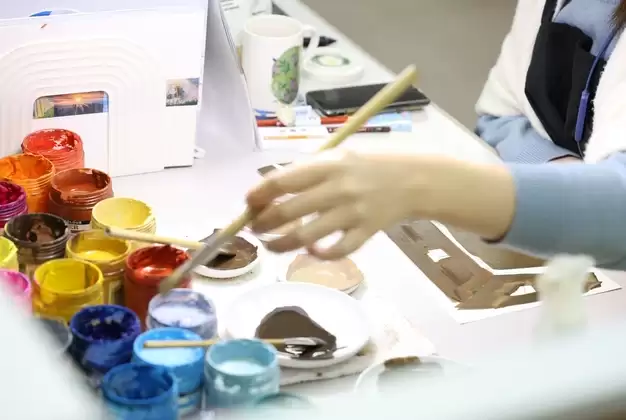 日升力挺手绘艺术：AI难替代的人性温度