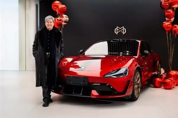 小米汽车交付首台定制SU7 Ultra竞速红