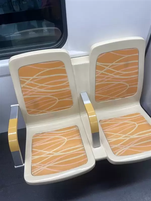 成都地铁1人1座 网友:建议全国推广