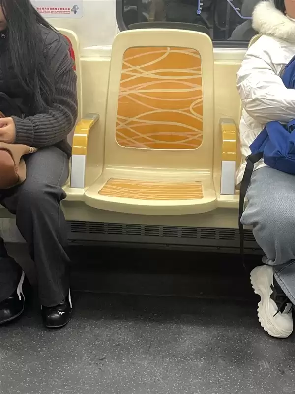 成都地铁1人1座 网友:建议全国推广