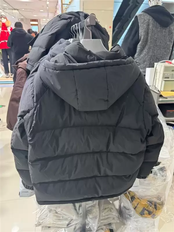 中产涌入超市抢300元羽绒服 网友:符合真香定律