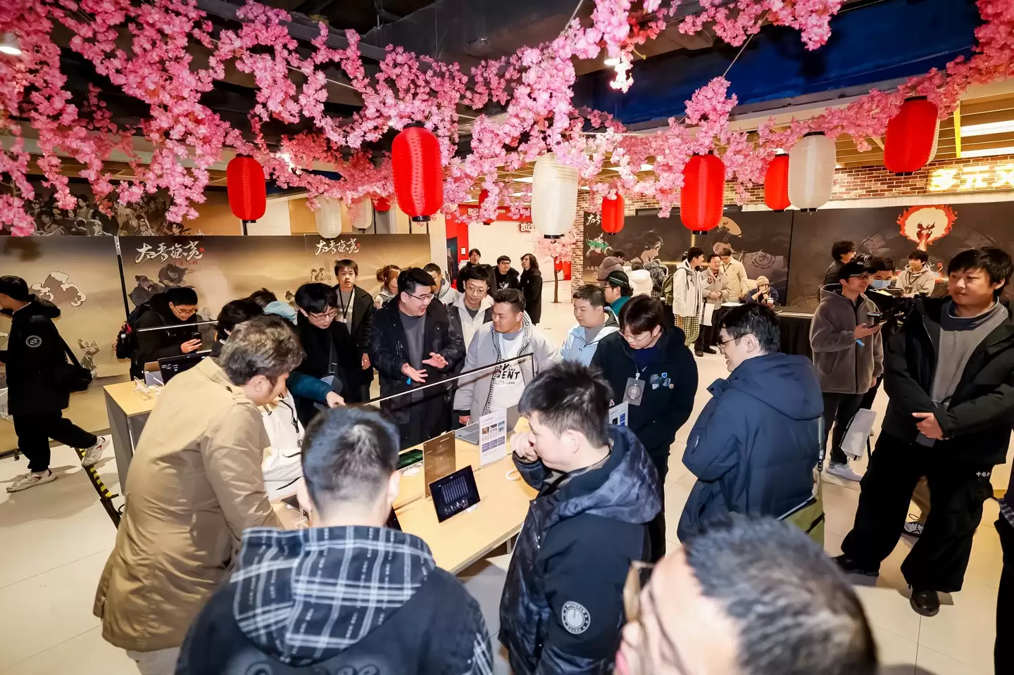 无缝流转、AI 攻略等特性亮相,首款鸿蒙独家游戏《太吾绘卷》实机试玩引热潮