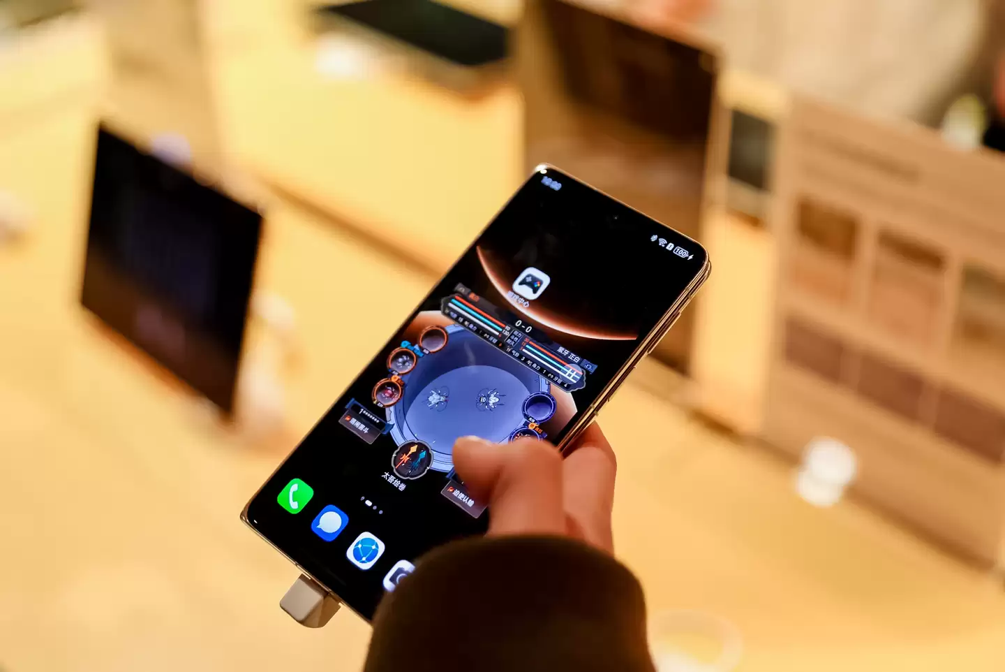 无缝流转、AI 攻略等特性亮相,首款鸿蒙独家游戏《太吾绘卷》实机试玩引热潮