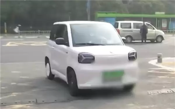 女车主买知豆电动车故障不断：踩电门不走、遮阳板脱落 4S店还关门了