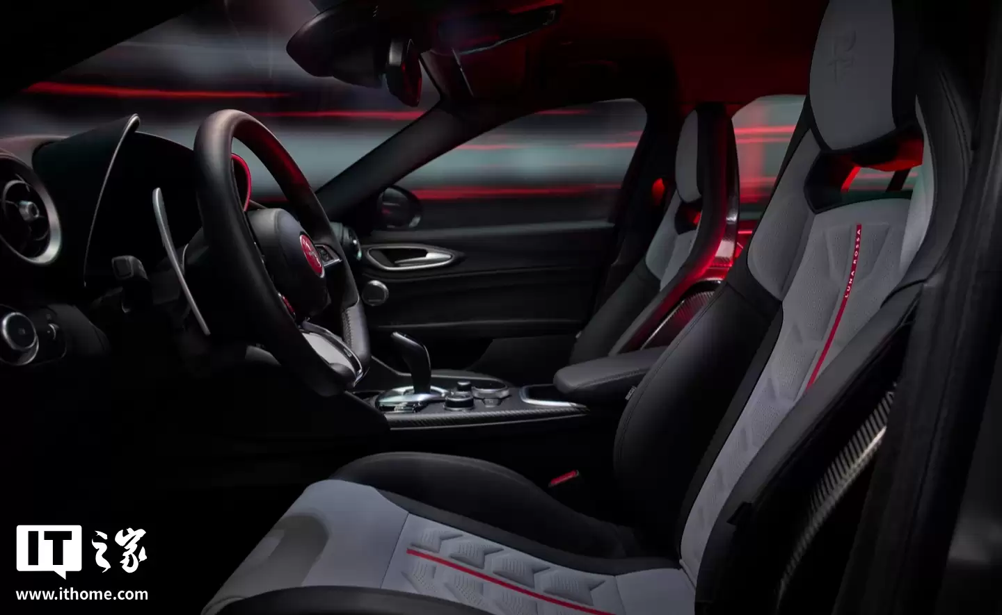 采用全新碳纤维套件,阿尔法·罗密欧 Giulia 四叶草 Luna Rossa 版发布