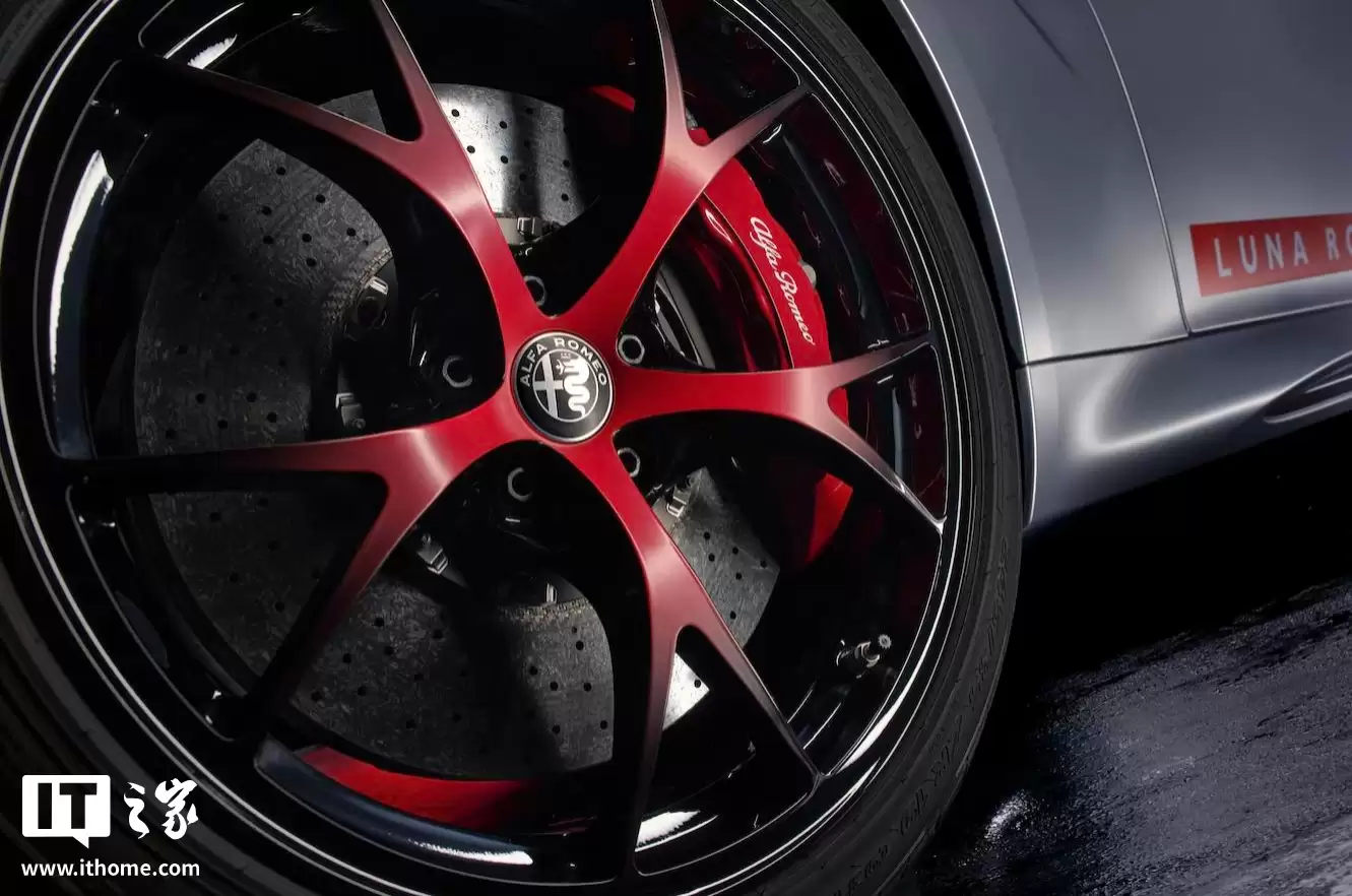 采用全新碳纤维套件,阿尔法·罗密欧 Giulia 四叶草 Luna Rossa 版发布