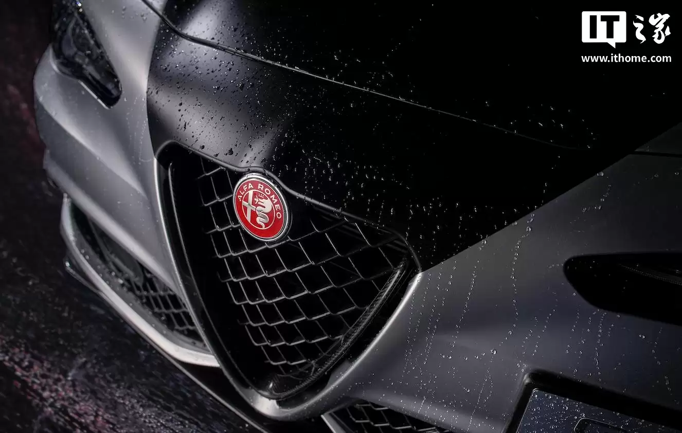 采用全新碳纤维套件,阿尔法·罗密欧 Giulia 四叶草 Luna Rossa 版发布