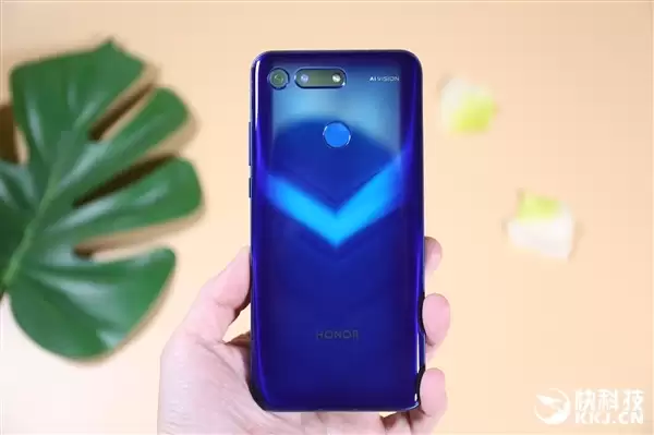 荣耀Magic8 Pro Air真机上手:经典感叹号Deco 比iPhone Air还轻