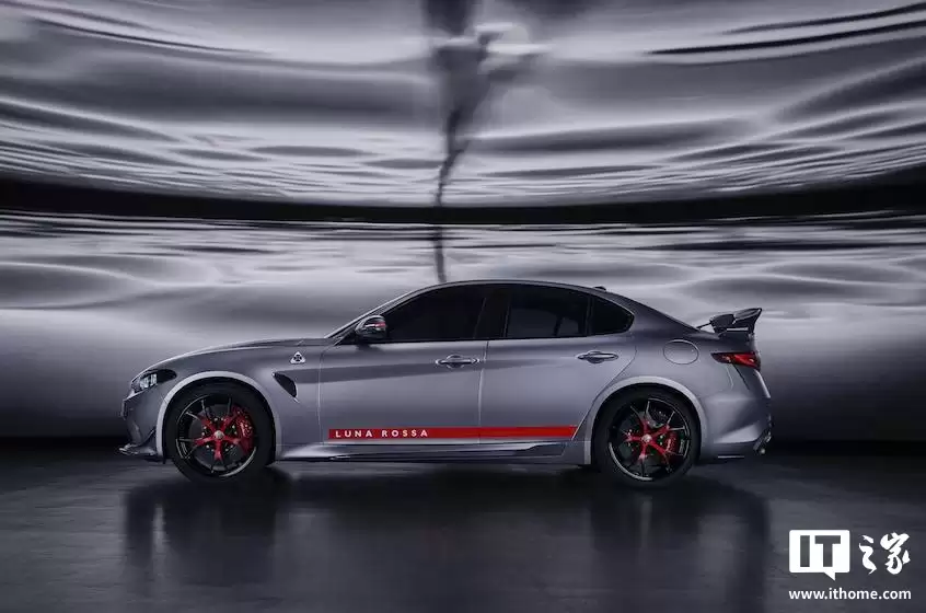采用全新碳纤维套件,阿尔法·罗密欧 Giulia 四叶草 Luna Rossa 版发布