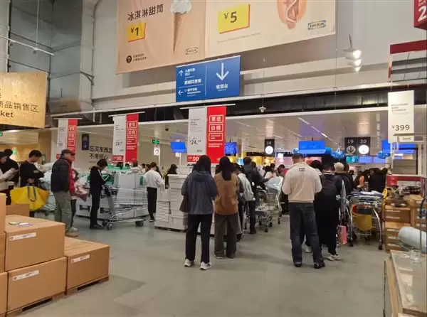 宜家7家门店关闭引消费狂欢 工作人员贴提示:电脑不卖、不卖