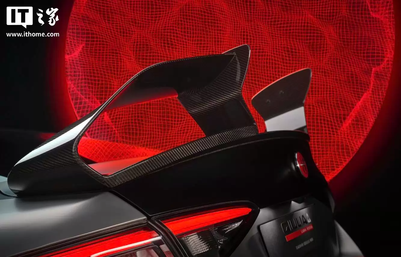 采用全新碳纤维套件,阿尔法·罗密欧 Giulia 四叶草 Luna Rossa 版发布