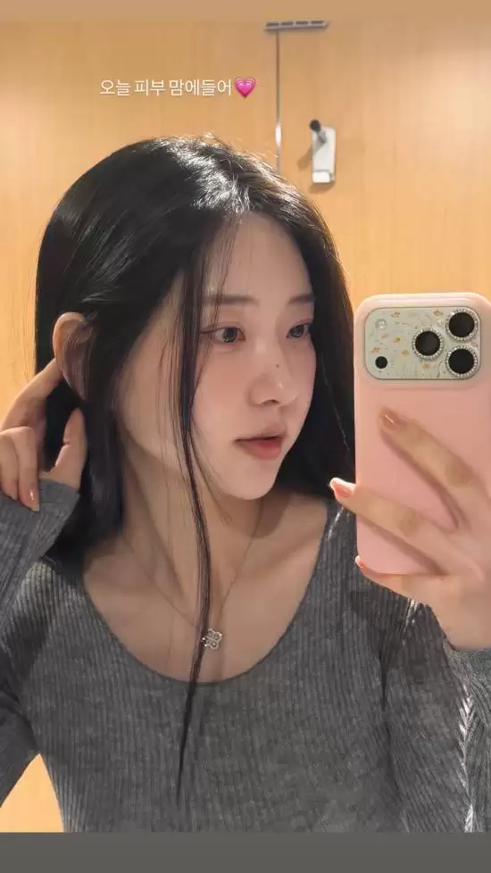 剑星模特申才恩化身韵律女神，吊带造型尽展灵动魅力