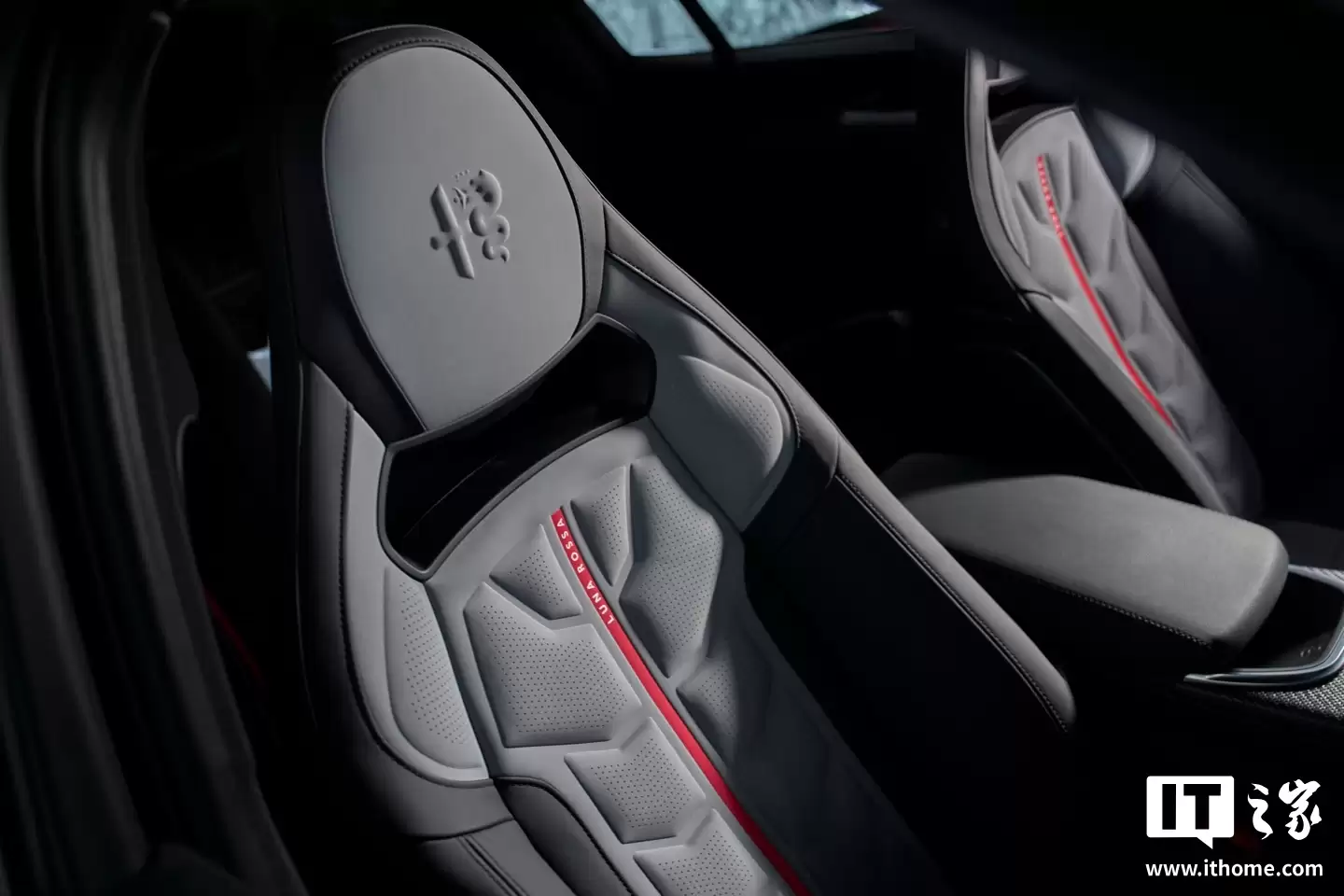 采用全新碳纤维套件,阿尔法·罗密欧 Giulia 四叶草 Luna Rossa 版发布