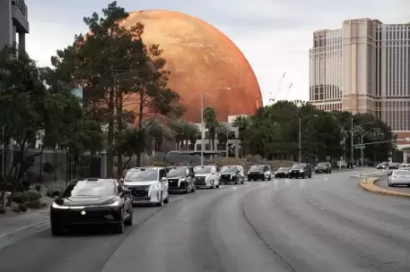 建筑旁的路上有许多车AI 生成的内容可能不正确。