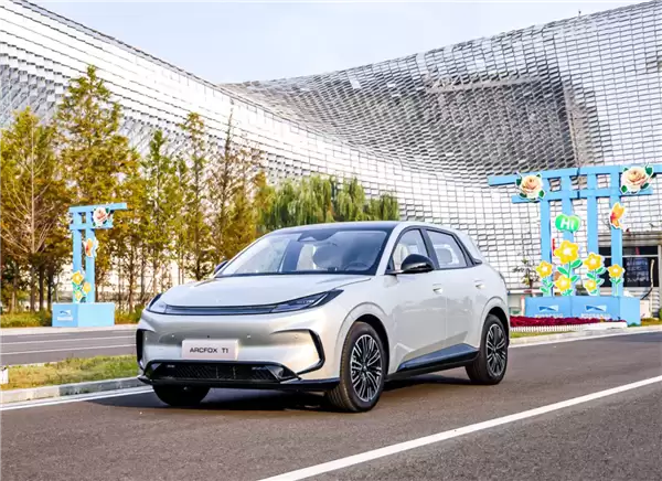 北汽极狐T1遭车主集体投诉:底盘减配护板 高压线束直接裸露在外