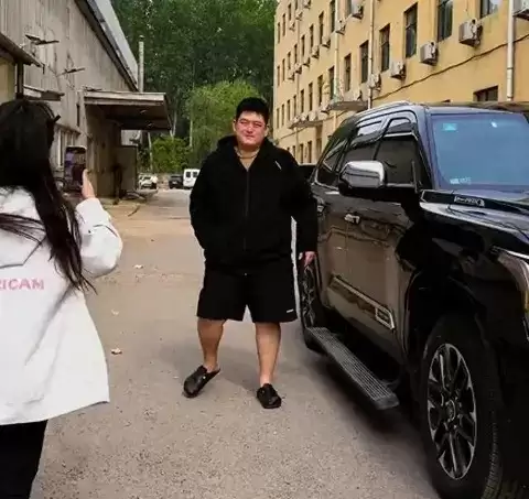 赵一楠低调座驾曝光：百万混动丰田红杉罕见现身沈阳