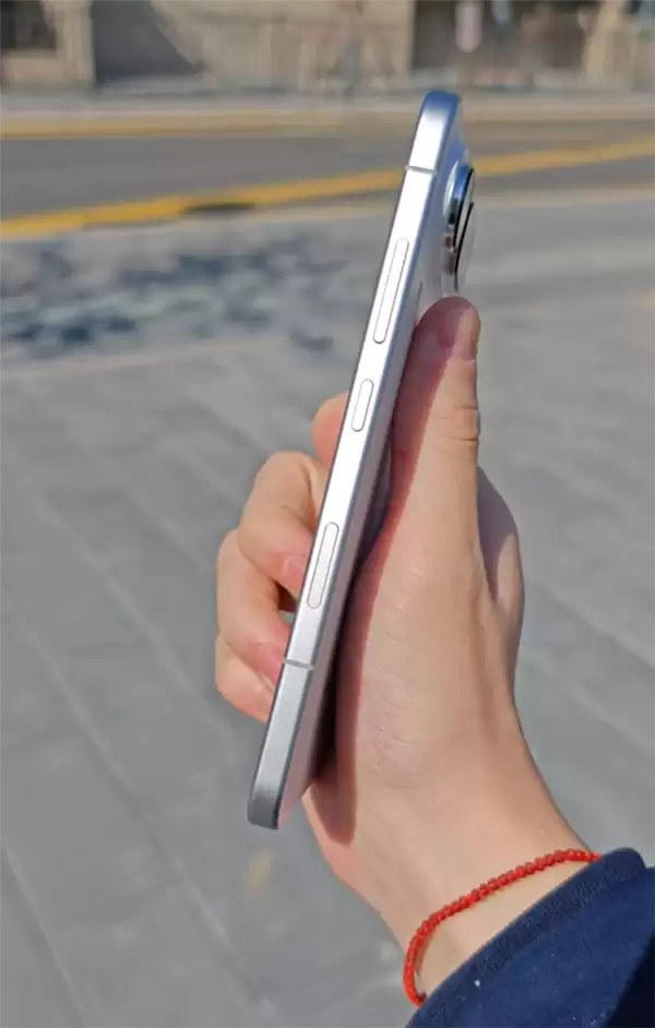 荣耀Magic8 Pro Air真机上手：经典感叹号Deco 比iPhone Air还轻