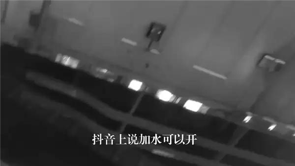 车没油抛锚司机往油箱添水：抖音上说的 加水能多开一小时