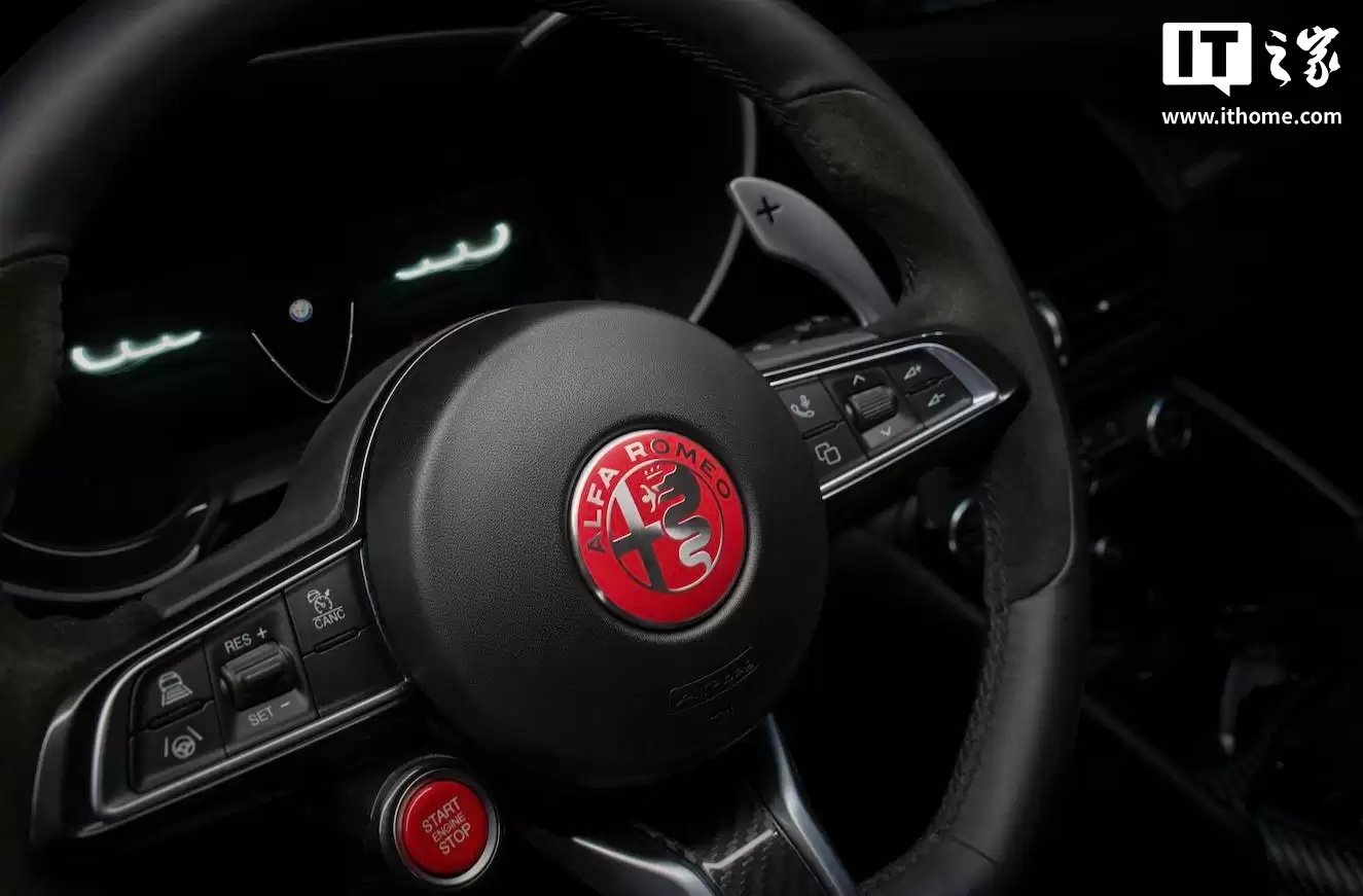 采用全新碳纤维套件,阿尔法·罗密欧 Giulia 四叶草 Luna Rossa 版发布