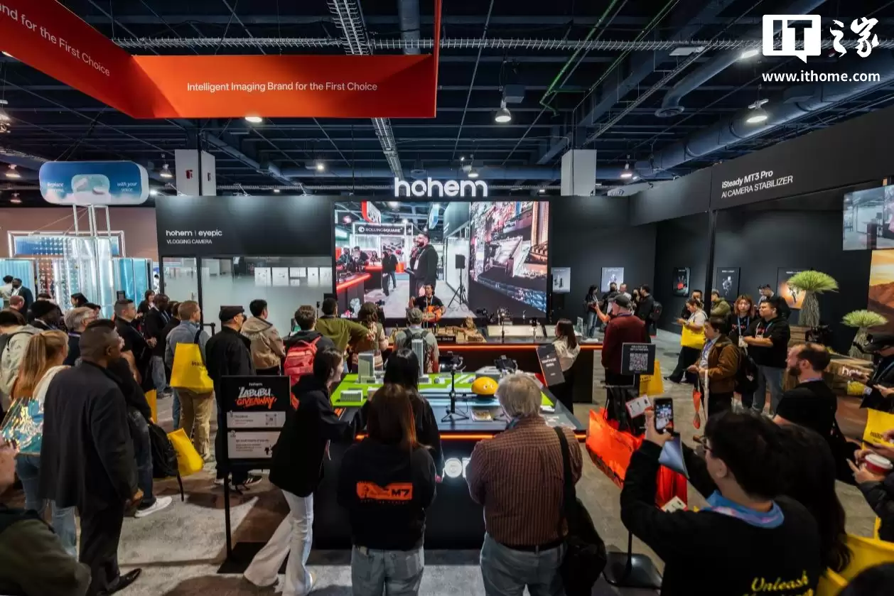 浩璞 Hohem Eyepic 云台相机亮相 CES 2026，分体设计可实现单人远程控制自拍