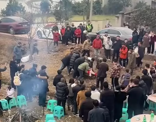 重庆一女子喊网友杀猪来了上千人 10万人在线围观 官方回应