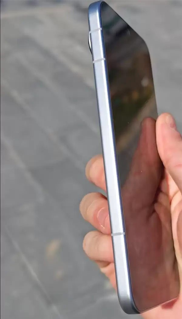 荣耀Magic8 Pro Air真机上手：经典感叹号Deco 比iPhone Air还轻