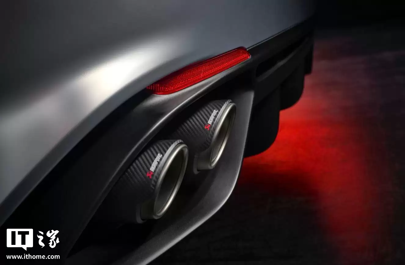 采用全新碳纤维套件,阿尔法·罗密欧 Giulia 四叶草 Luna Rossa 版发布