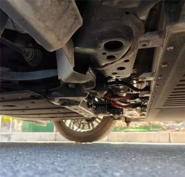 北汽极狐T1遭车主集体投诉:底盘减配护板 高压线束直接裸露在外