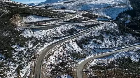 越野驾驶方向盘操控全攻略:握姿、转向与地形应对技巧