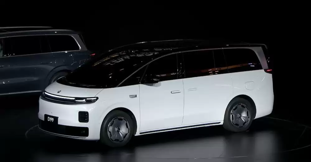 9大车企要卖超1800万台，鸿蒙智行冲刺销量翻番，四家车企瞄准300万年销