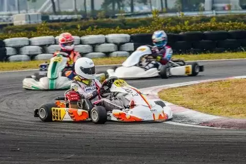 卡丁车入门与进阶：安全驾驶、技巧提升与乐趣体验全攻略