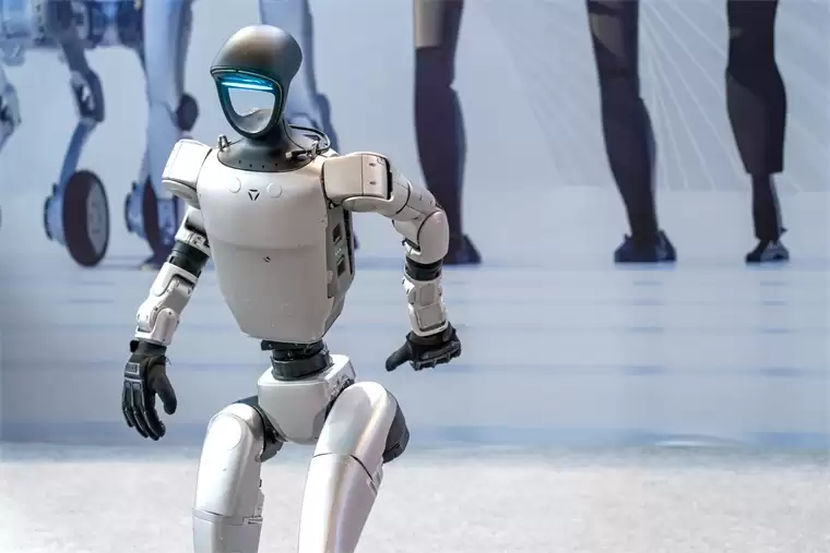 何小鹏：今年将规模量产人形机器人和飞行汽车