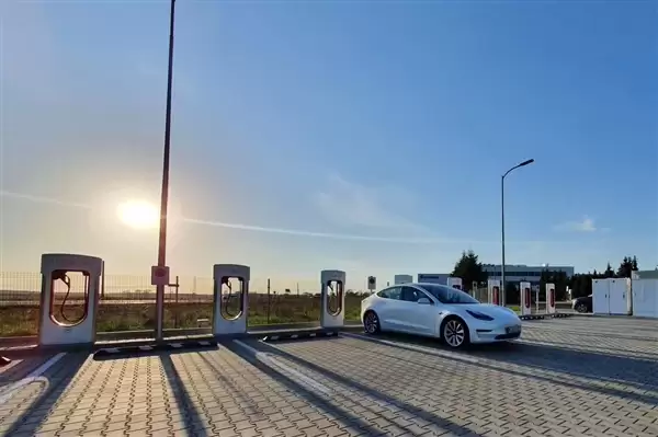 特斯拉调整超充站超时费：没空位才收费 宽限20分钟