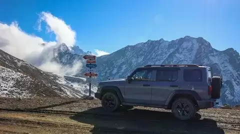 越野驾驶安全指南：油门控制、地形应对与脱困技巧全解析