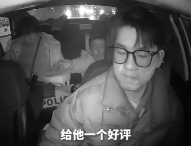 网约车司机提醒别吃带尖食物 小男孩秒答应:OK给你个好评