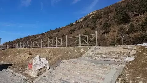 坡道驾驶四大技巧：起步、上坡、下坡、侧坡安全通行全解析