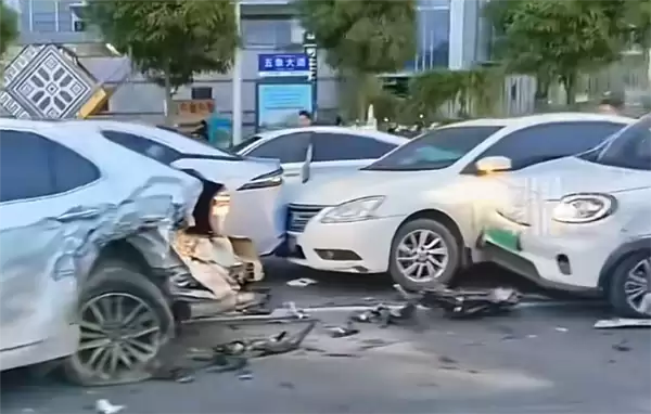 阿维塔失控 南宁市区时速100km/h连撞15台车!官方回应