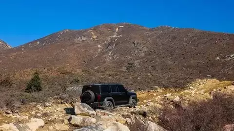 优化转弯路径与半径控制：复杂地形下的越野驾驶综合策略