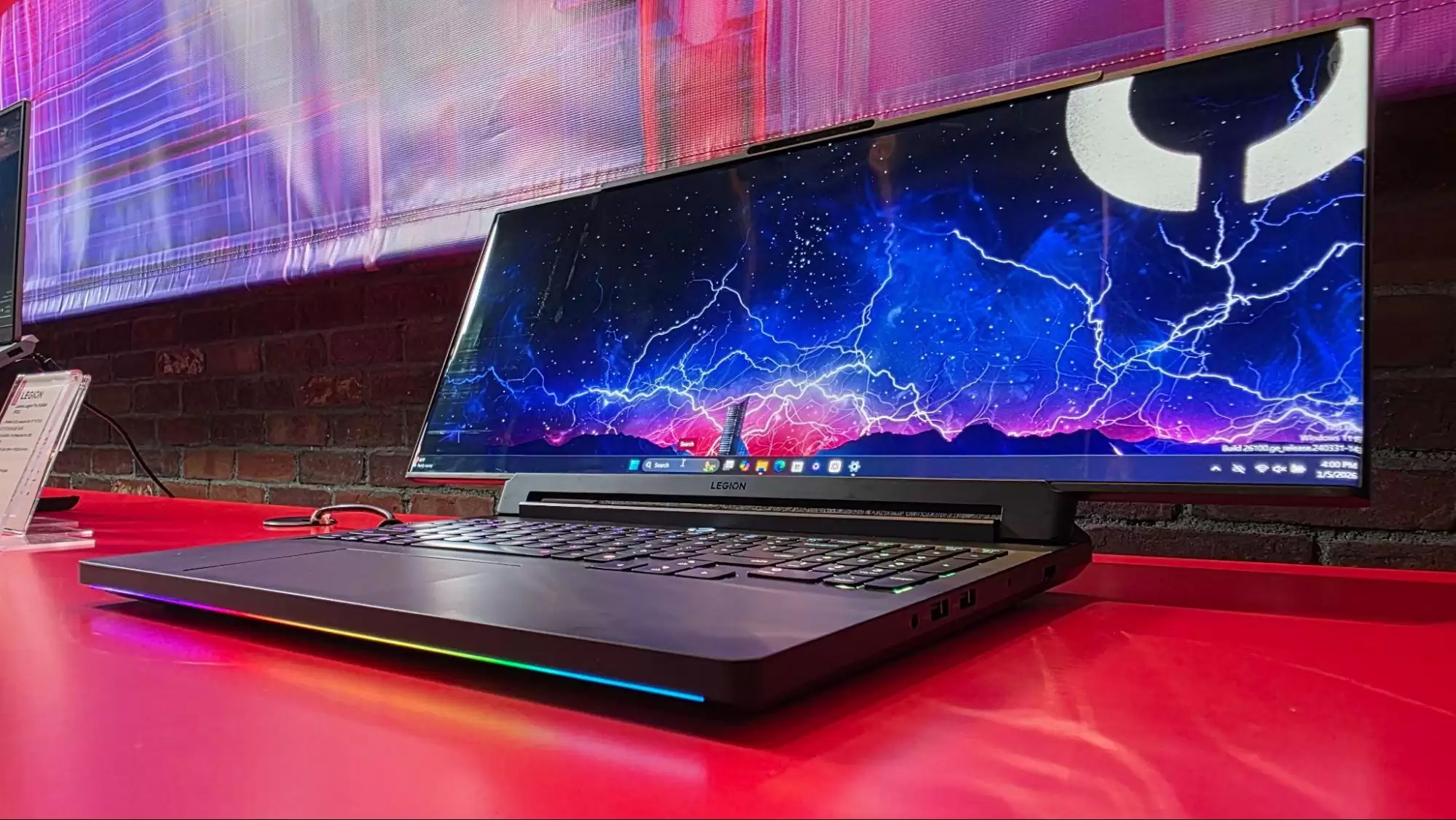 16 → 24英寸:联想展示 Legion Pro Rollable 纵向卷轴屏概念游戏笔记本