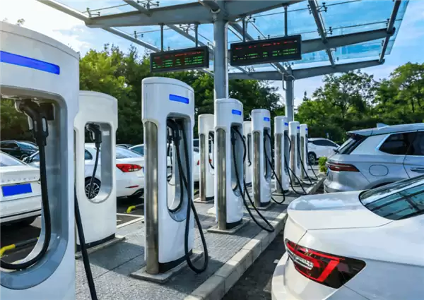 充电时车辆突然损坏 车主:4S店称充电桩电流过大 把车充坏了