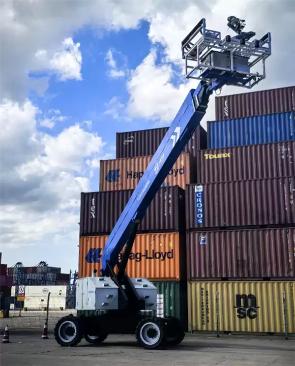 全球首台高空作业机器人在宁波舟山港投用