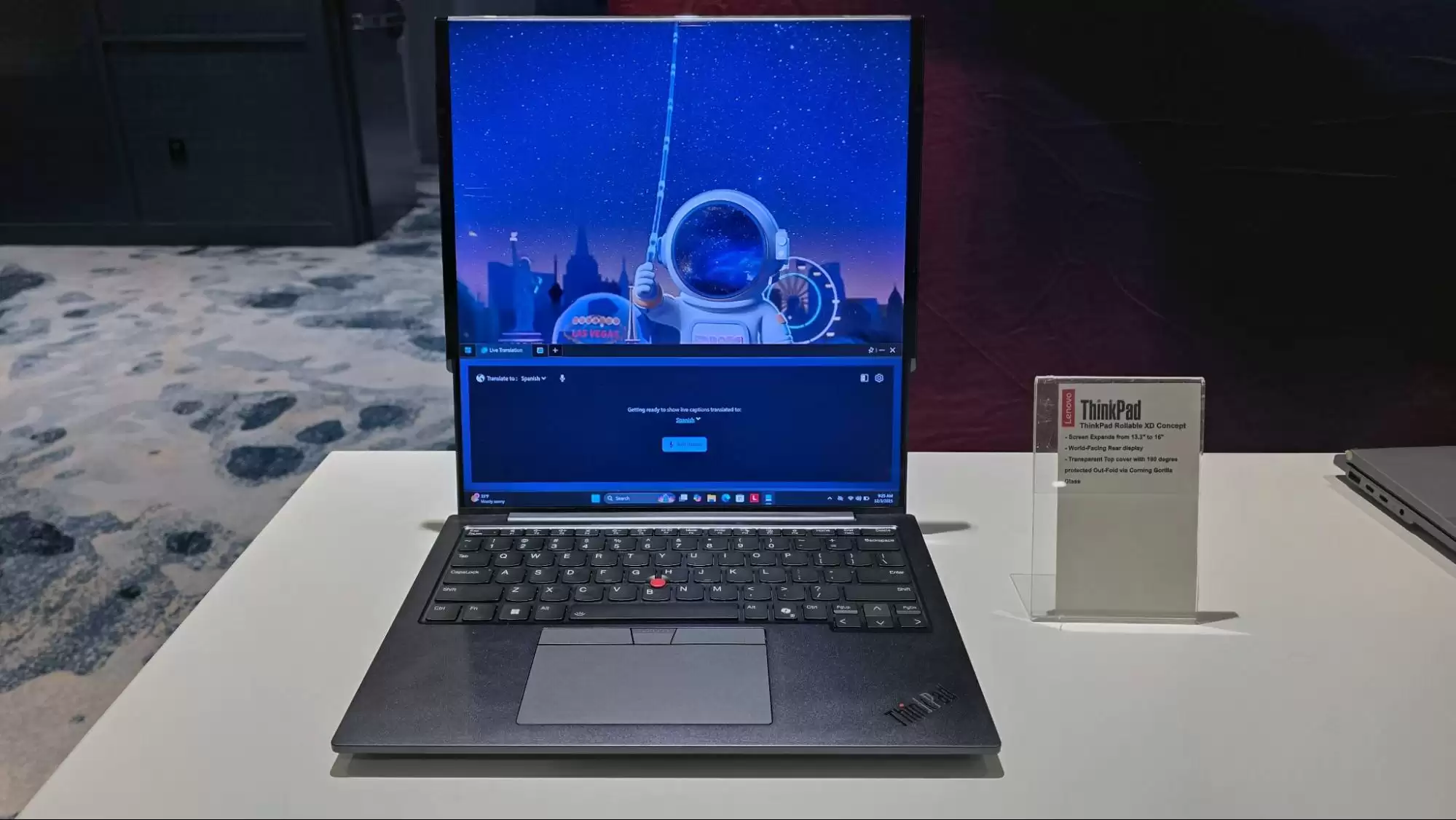 16 → 24英寸:联想展示 Legion Pro Rollable 纵向卷轴屏概念游戏笔记本