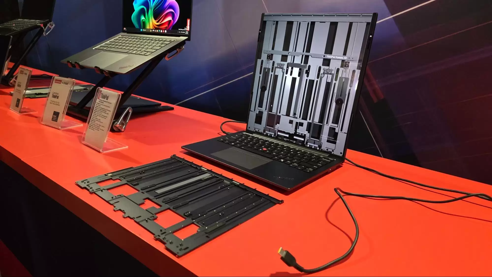 16 → 24英寸:联想展示 Legion Pro Rollable 纵向卷轴屏概念游戏笔记本