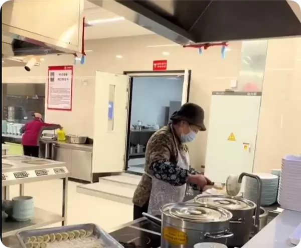 真不是作秀!刘强东母亲在京东食堂煮饺子 回应网友每天都来