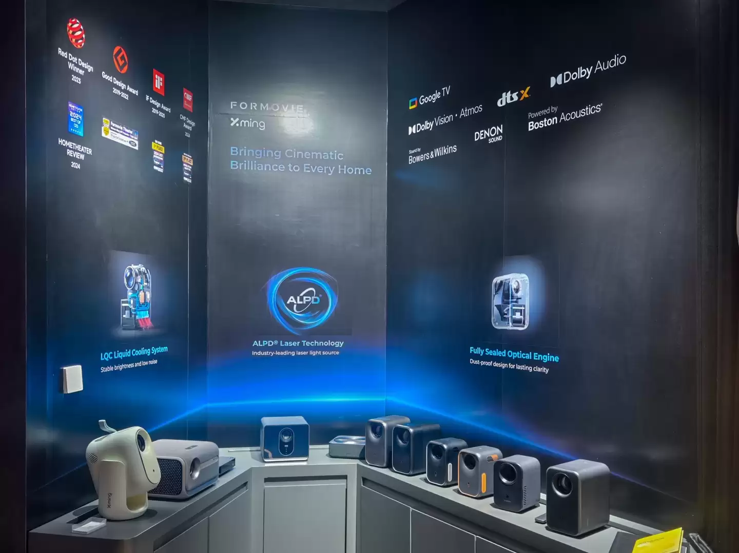 峰米小明 CES 2026 展示液冷投影仪，2000 ISO 流明亮度兼具低噪声