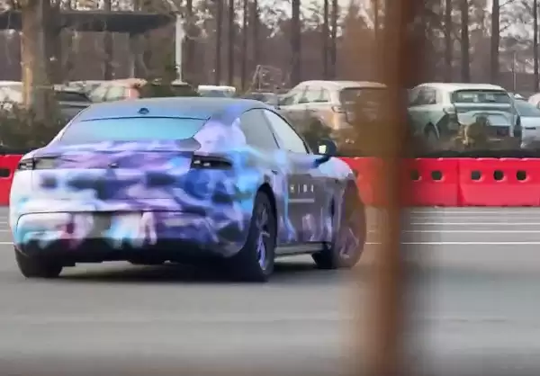 尚界Z7首条动态视频流出:转弯车身几乎看不到侧倾