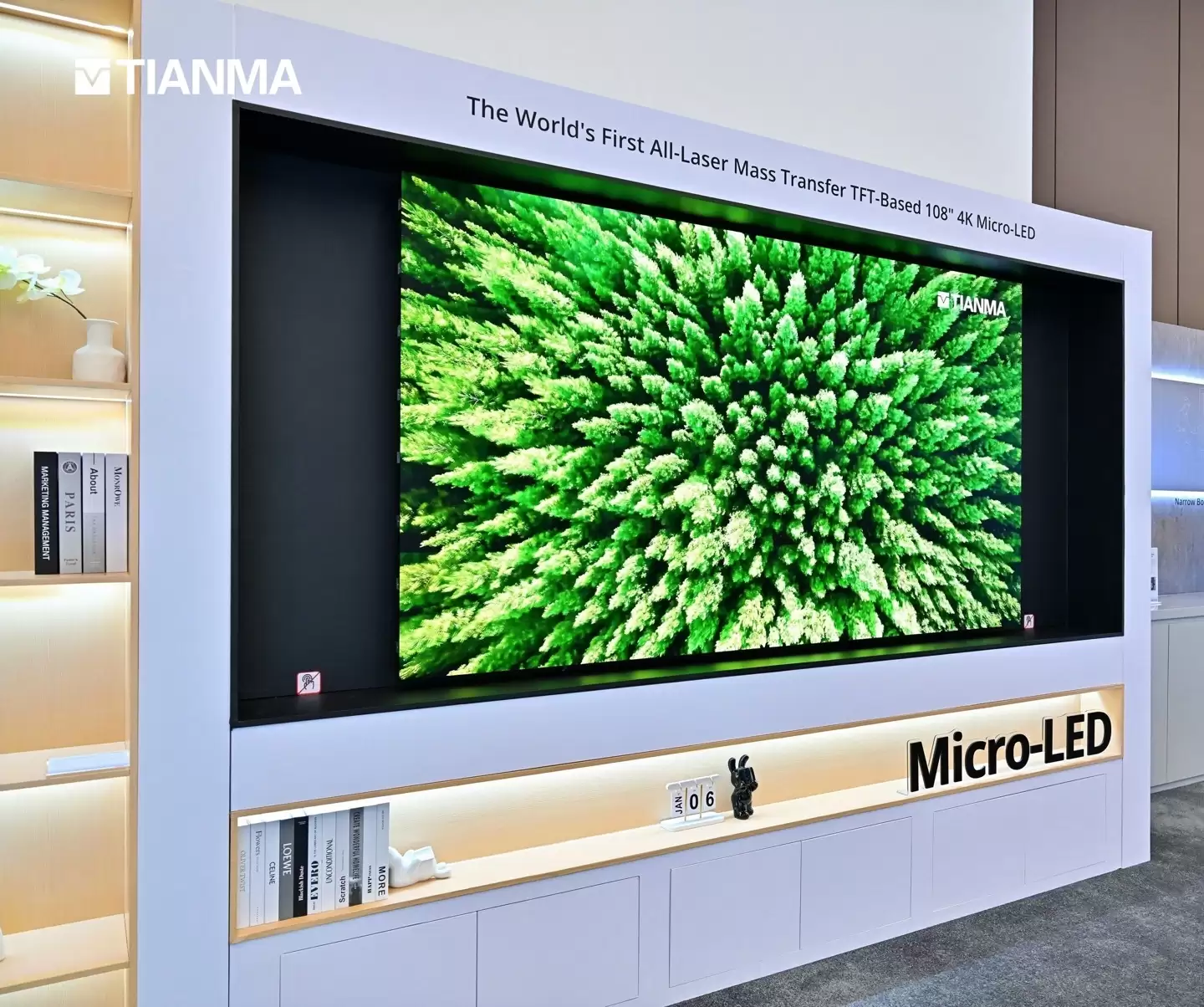 天马展出全球首款全激光巨量转移 108 英寸无缝拼接 Micro LED 屏