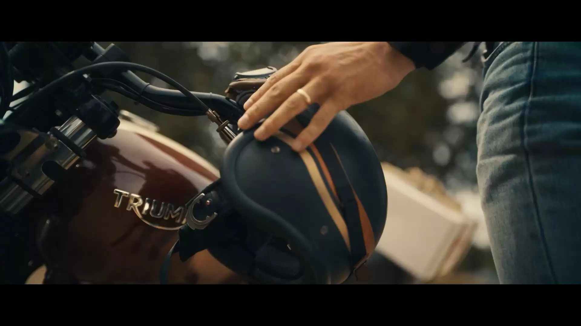 导演罗素兄弟透露过去四周发布的《复仇者联盟 5》预告有完整故事，暗藏线索