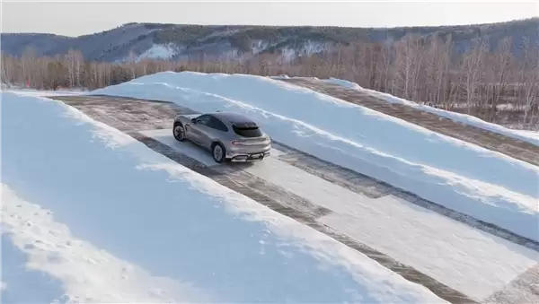 小米YU7挑战15%冰面坡道 仅单轮有抓地力仍成功爬坡